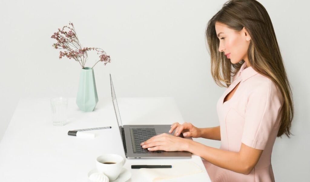 Work Culture में तेजी से वायरल हो रहा Micro Break ट्रेंड, Desk Job वालों के लिए वरदान है यह 2-Minute ट्रिक Work Culture में तेजी से वायरल हो रहा Micro Break ट्रेंड, Desk Job वालों के लिए वरदान है यह 2-Minute ट्रिक