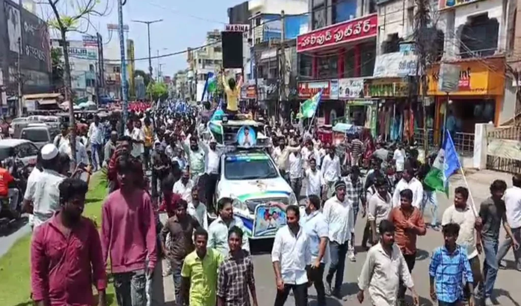 YSRCP का Nellore में हल्लाबोल, Mega DSC धांधली की CBI Probe और Nara Lokesh के इस्तीफे की मांग YSRCP का Nellore में हल्लाबोल, Mega DSC धांधली की CBI Probe और Nara Lokesh के इस्तीफे की मांग
