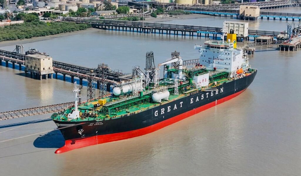 we wont let single drop of oil be exported iran issues economic war warning strait of hormuz