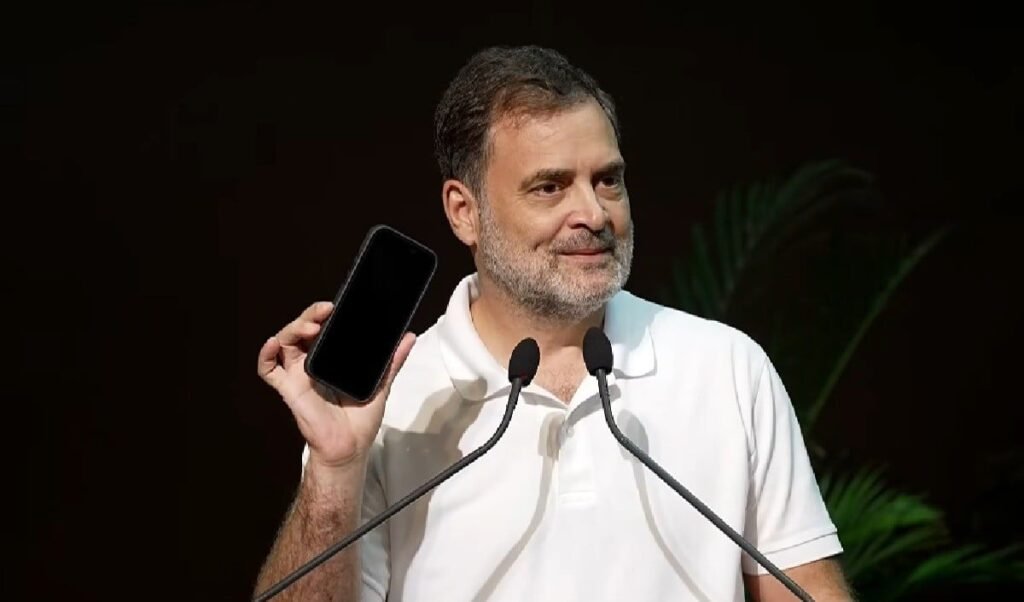 अचानक जेब से मोबाइल निकाला और फिर… भाषण के बीच राहुल ने क्या किया? पूरा हॉल देखता रह गया! अचानक जेब से मोबाइल निकाला और फिर… भाषण के बीच राहुल ने क्या किया? पूरा हॉल देखता रह गया!
