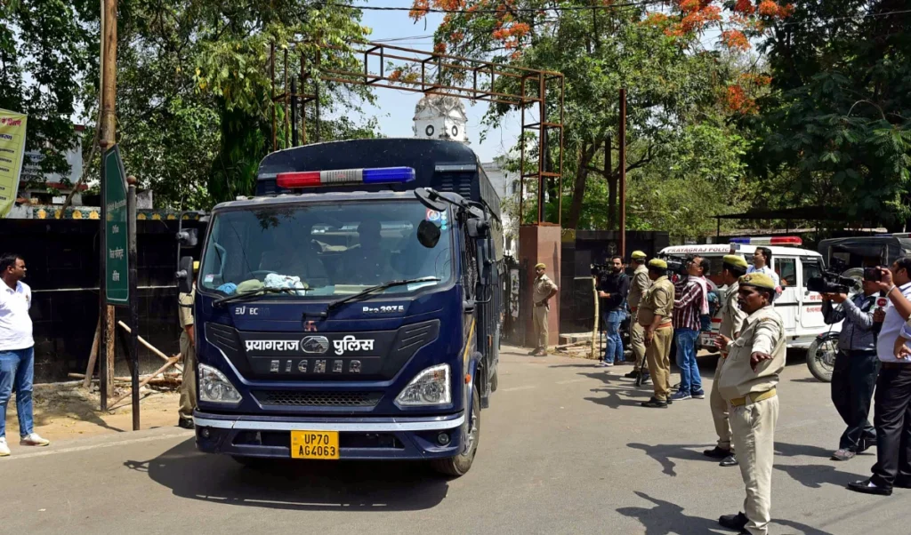 अतीक अहमद के छोटे बेटे Aban की Jhansi में दर्दनाक मौत, तेज रफ्तार Car Accident से गई जान अतीक अहमद के छोटे बेटे Aban की Jhansi में दर्दनाक मौत, तेज रफ्तार Car Accident से गई जान