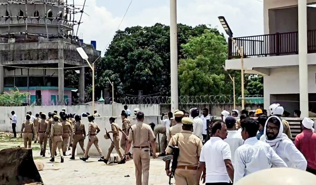 अलीगढ़: सार्वजनिक स्थानों पर शराब पीने वालों पर पुलिस का कड़ा प्रहार, सादे कपड़ों में छापा मारकर 224 गिरफ्तार