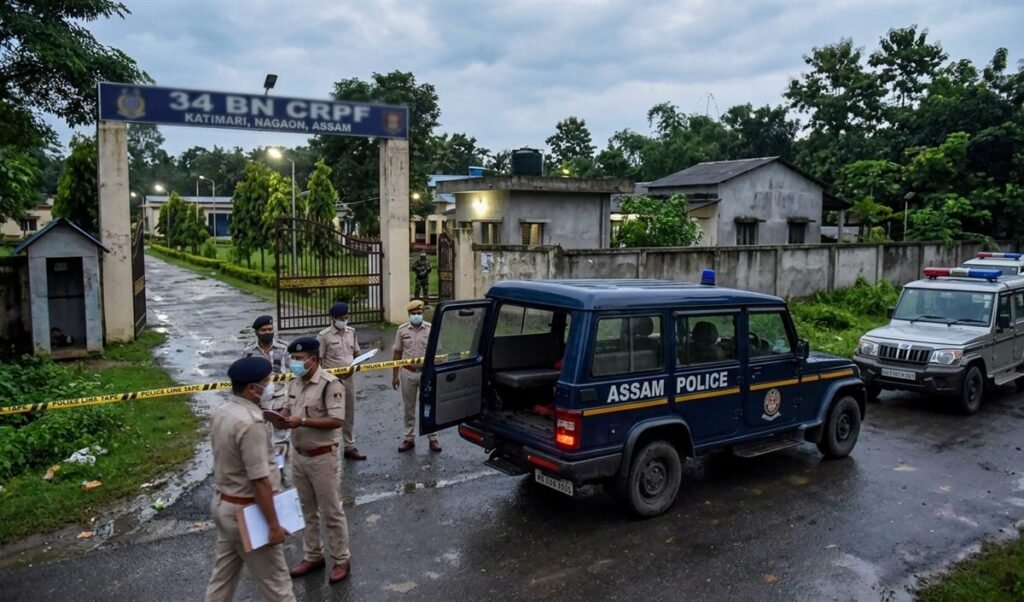 असम के Nagaon में CRPF कैंप में अधिकारी ने दो साथियों को गोली मारकर की खुदकुशी असम के Nagaon में CRPF कैंप में अधिकारी ने दो साथियों को गोली मारकर की खुदकुशी