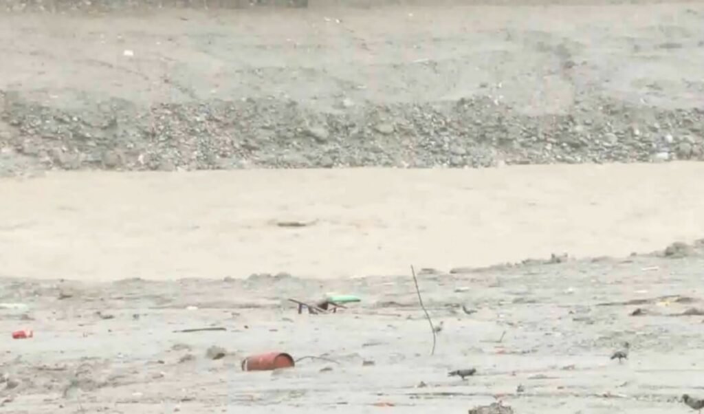 कभी भी फट सकती है झील, नेपाल में तबाही के बीच चीन की नई चेतावनी कभी भी फट सकती है झील, नेपाल में तबाही के बीच चीन की नई चेतावनी