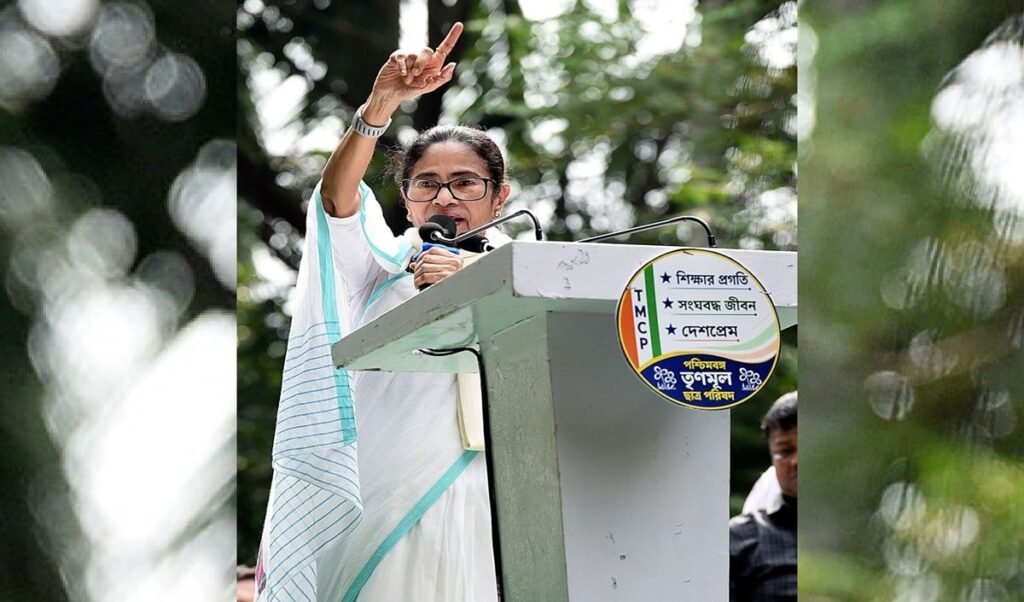 कलकत्ता High Court के आदेश की अनदेखी पड़ी भारी, Mamata Banerjee के खिलाफ Kolkata में FIR दर्ज कलकत्ता High Court के आदेश की अनदेखी पड़ी भारी, Mamata Banerjee के खिलाफ Kolkata में FIR दर्ज