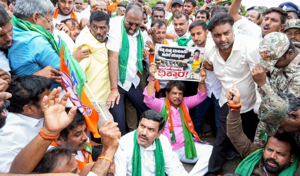 कावेरी विवाद पर Karnataka बंद, कोप्पल में तमिल ड्राइवरों को गुलाब देकर किया अनोखा विरोध कावेरी विवाद पर Karnataka बंद, कोप्पल में तमिल ड्राइवरों को गुलाब देकर किया अनोखा विरोध