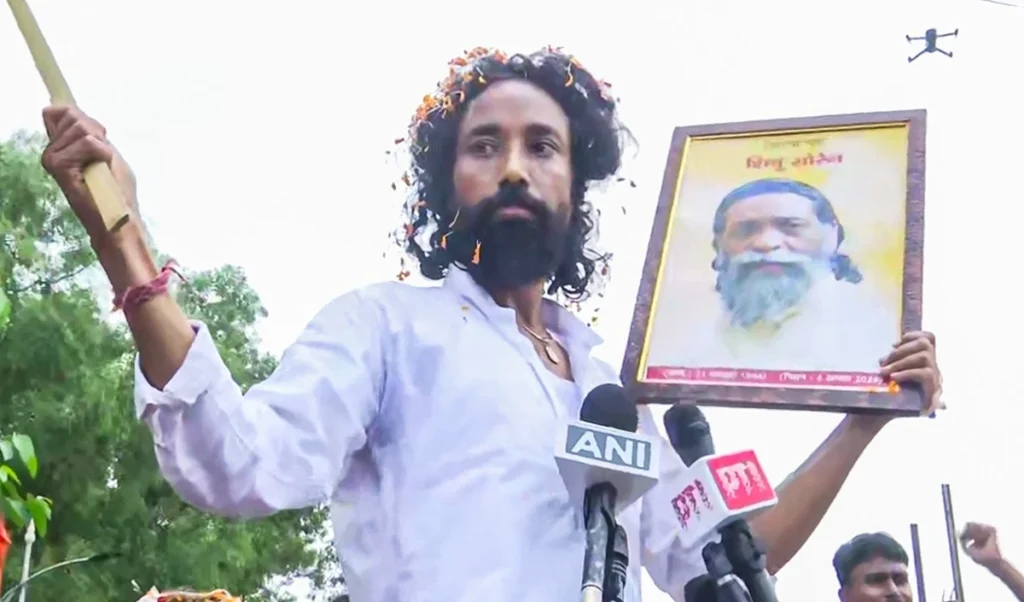 ‘गुरुजी’ की तस्वीर, हेमंत के खिलाफ तीर, सड़कों पर छात्र, विरोध की अनोखी ‘भीड़’ ‘गुरुजी’ की तस्वीर, हेमंत के खिलाफ तीर, सड़कों पर छात्र, विरोध की अनोखी ‘भीड़’
