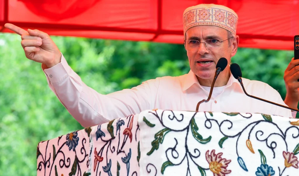 जम्मू-कश्मीर: US Envoy दौरे पर Omar Abdullah का रुख स्पष्ट, विदेशी हस्तक्षेप नहीं चलेगा जम्मू-कश्मीर: US Envoy दौरे पर Omar Abdullah का रुख स्पष्ट, विदेशी हस्तक्षेप नहीं चलेगा