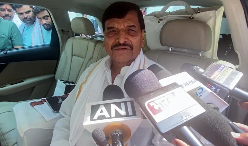 जेल में बंद आजम खान से मिले शिवपाल यादव, कहा- सपा सरकार बनी तो उन्हें बनाएंगे गृहमंत्री जेल में बंद आजम खान से मिले शिवपाल यादव, कहा- सपा सरकार बनी तो उन्हें बनाएंगे गृहमंत्री