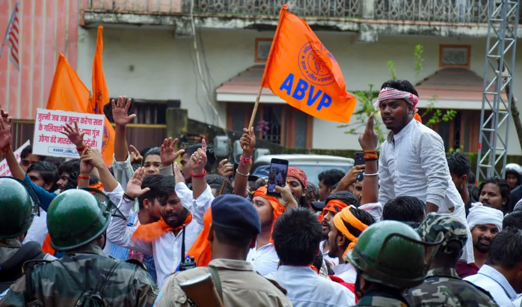 झारखंड में ABVP कार्यकर्ताओं की Ranchi में पुलिस से झड़प, विधानसभा अनिश्चितकाल के लिए स्थगित झारखंड में ABVP कार्यकर्ताओं की Ranchi में पुलिस से झड़प, विधानसभा अनिश्चितकाल के लिए स्थगित