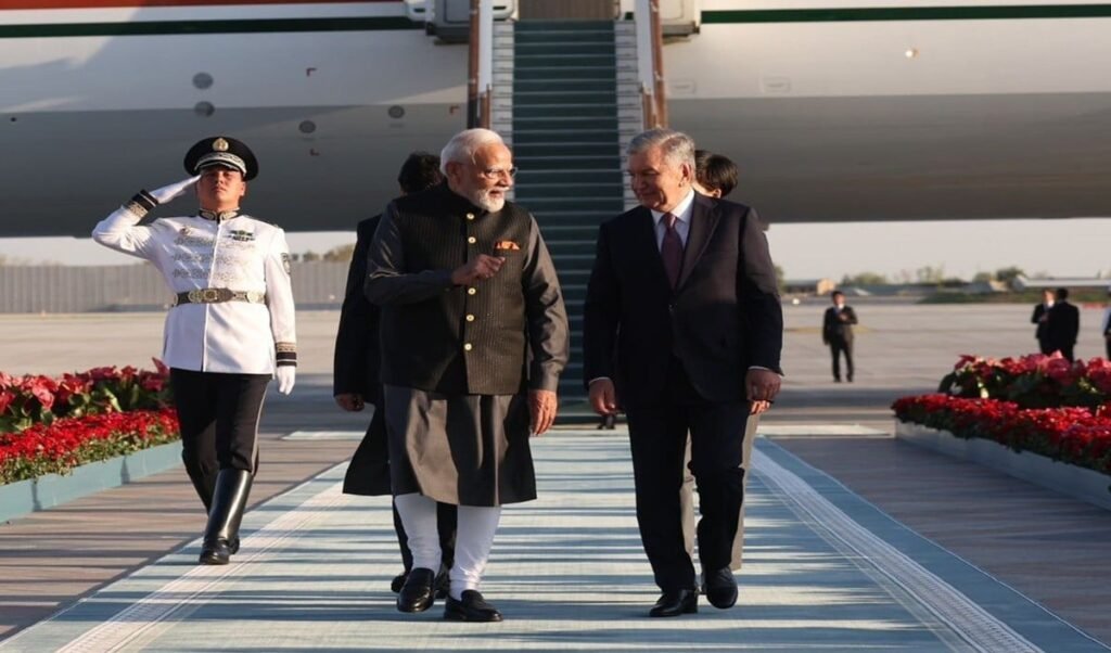 ताशकंद में PM का ग्रैंड वेलकम, दूर-दूर तक गूंजता मोदी-मोदी का नारा ताशकंद में PM का ग्रैंड वेलकम, दूर-दूर तक गूंजता मोदी-मोदी का नारा