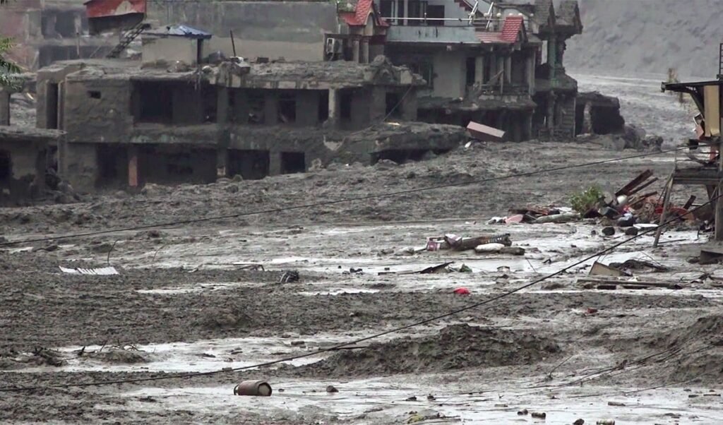 तिब्बत में Dam Burst के बाद नेपाल में भीषण तबाही का खतरा, Nepal Flood Alert के बीच सुरक्षित स्थानों पर भाग रहे लोग तिब्बत में Dam Burst के बाद नेपाल में भीषण तबाही का खतरा, Nepal Flood Alert के बीच सुरक्षित स्थानों पर भाग रहे लोग