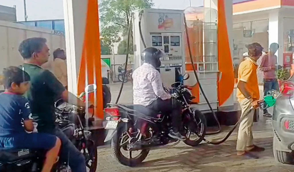 ना घट रही माइलेज ना हो रहा नुकसान, E20 विवाद के बीच सरकारी तेल कंपनियों का दावा ना घट रही माइलेज ना हो रहा नुकसान, E20 विवाद के बीच सरकारी तेल कंपनियों का दावा