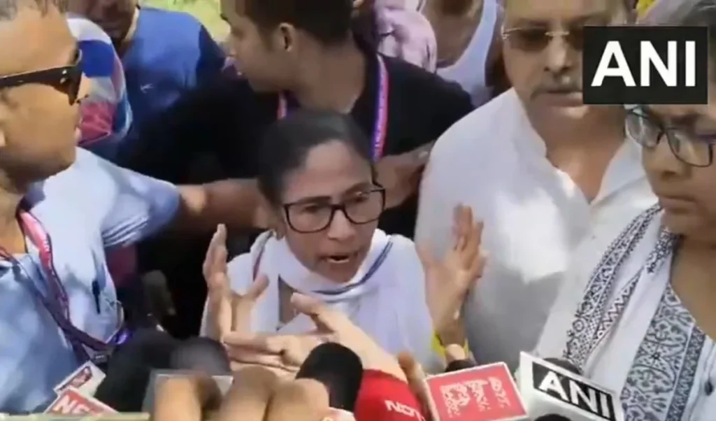 बंगाल में Mamata Banerjee के काफिले पर हमला, गाड़ी पर कीचड़ और पत्थर फेंकने का आरोप बंगाल में Mamata Banerjee के काफिले पर हमला, गाड़ी पर कीचड़ और पत्थर फेंकने का आरोप
