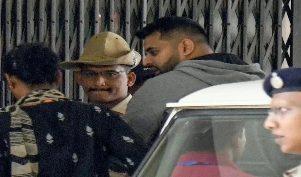 बेंगलुरु की Parappana Agrahara Jail में छापेमारी, Prajwal Revanna की सेल से Mobile Phone बरामद, दर्ज हुई FIR बेंगलुरु की Parappana Agrahara Jail में छापेमारी, Prajwal Revanna की सेल से Mobile Phone बरामद, दर्ज हुई FIR