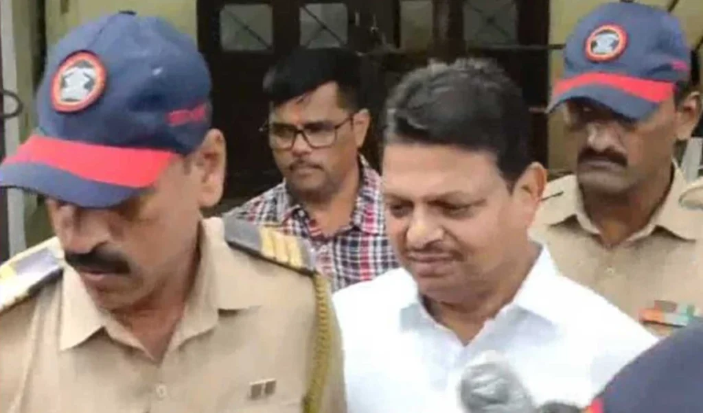 बॉम्बे हाई कोर्ट ने डॉक्टर पर हमले के मामले में शिवसेना पार्षद रमेश म्हात्रे को ज़मानत दे दी है बॉम्बे हाई कोर्ट ने डॉक्टर पर हमले के मामले में शिवसेना पार्षद रमेश म्हात्रे को ज़मानत दे दी है