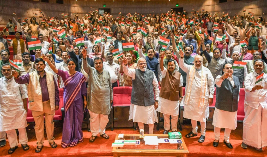 मंगल मिलन में NDA सांसदों ने PM Modi का तिरंगे के साथ किया स्वागत, लगाए वंदे मातरम के नारे मंगल मिलन में NDA सांसदों ने PM Modi का तिरंगे के साथ किया स्वागत, लगाए वंदे मातरम के नारे