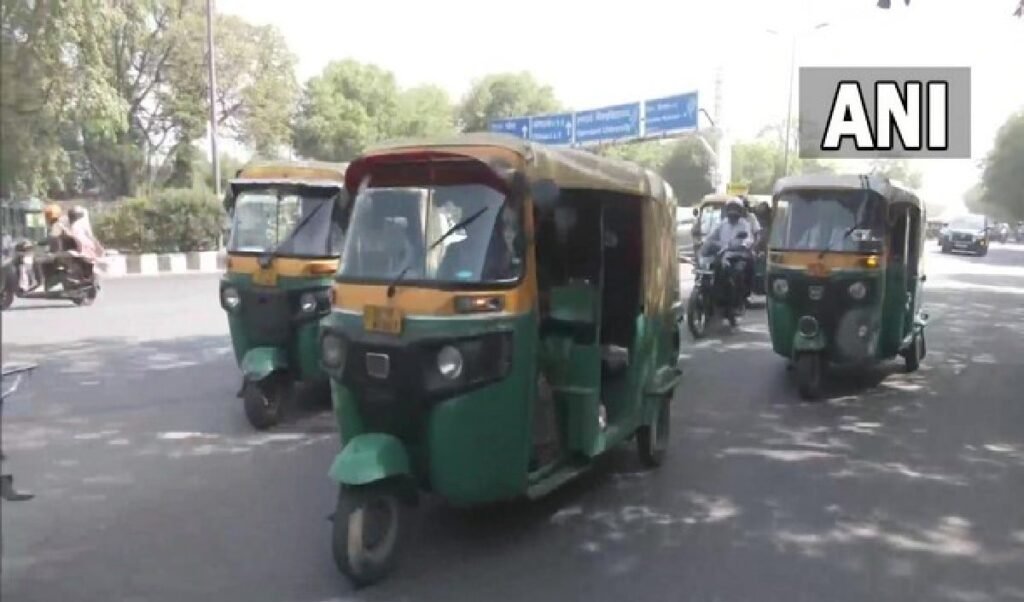 महाराष्ट्र में भाषा विवाद पर बड़ी राहत, CM Fadnavis ने Auto-Taxi Drivers को दी एक साल की मोहलत महाराष्ट्र में भाषा विवाद पर बड़ी राहत, CM Fadnavis ने Auto-Taxi Drivers को दी एक साल की मोहलत