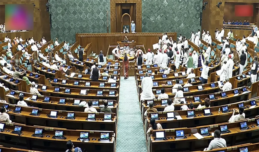 मानसून सत्र हंगामे की भेंट चढ़ा, Lok Sabha और Rajya Sabha अनिश्चितकाल के लिए स्थगित मानसून सत्र हंगामे की भेंट चढ़ा, Lok Sabha और Rajya Sabha अनिश्चितकाल के लिए स्थगित