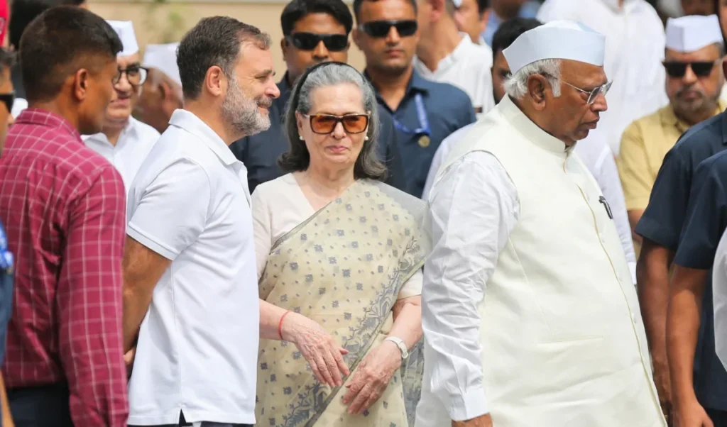 माफी का सवाल नहीं, Vande Mataram Controversy पर Amit Shah के आरोपों पर Congress का पलटवार माफी का सवाल नहीं, Vande Mataram Controversy पर Amit Shah के आरोपों पर Congress का पलटवार