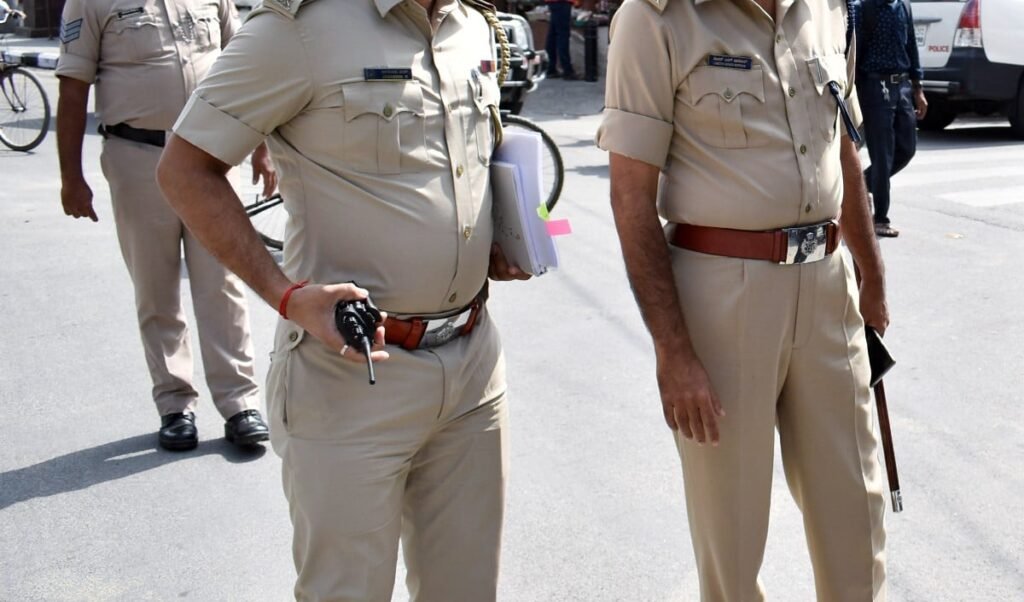 लखनऊ में तिहरा हत्याकांड: बैंक के बाहर पत्नी को गोलियों से भूना, फिर बहन की हत्या कर खुद को मारी गोली, WhatsApp स्टेटस से खुली वजह लखनऊ में तिहरा हत्याकांड: बैंक के बाहर पत्नी को गोलियों से भूना, फिर बहन की हत्या कर खुद को मारी गोली, WhatsApp स्टेटस से खुली वजह