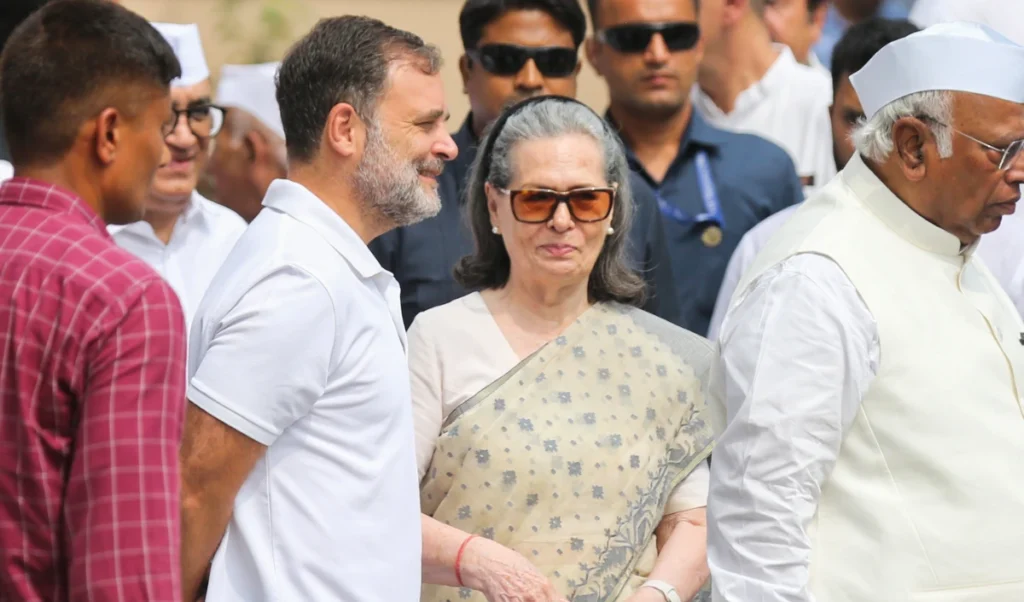 ‘वंदे मातरम’ विवाद में फंसी Congress! Sonia-Rahul पर अपमान का आरोप, Delhi Police कर रही जांच ‘वंदे मातरम’ विवाद में फंसी Congress! Sonia-Rahul पर अपमान का आरोप, Delhi Police कर रही जांच