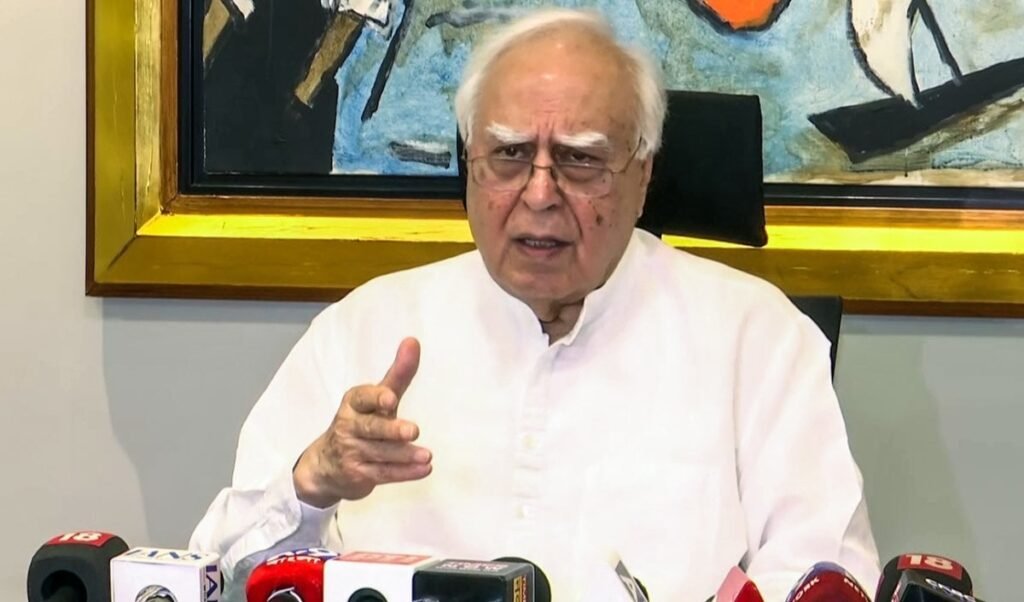 विदेश में विविधता की बात, भारत में क्यों नहीं? Mohan Bhagwat के भाषण पर कपिल सिब्बल का तीखा हमला विदेश में विविधता की बात, भारत में क्यों नहीं? Mohan Bhagwat के भाषण पर कपिल सिब्बल का तीखा हमला