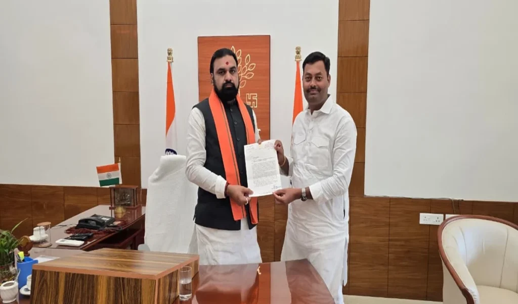 वीर चौहरमल धाम को Tourist Spot बनाने की मांग, Minister Lakhendra Paswan ने CM से की मुलाकात वीर चौहरमल धाम को Tourist Spot बनाने की मांग, Minister Lakhendra Paswan ने CM से की मुलाकात