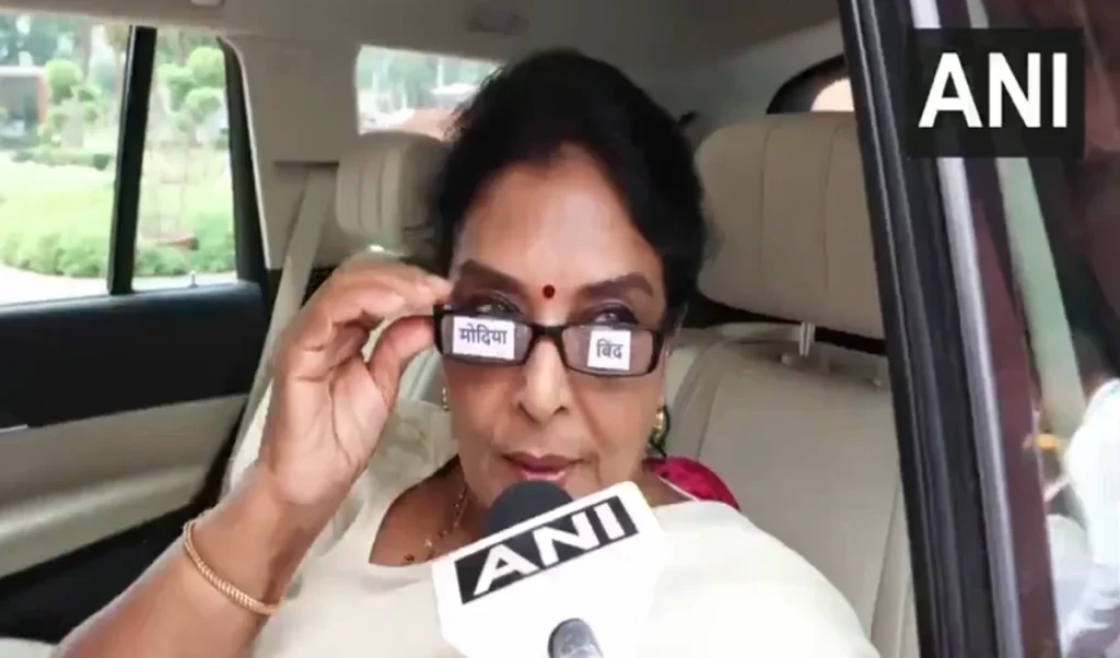 संसद में रेणुका चौधरी का अनोखा अंदाज, ‘मोदिया बिंद’ लिखा चश्मा पहनकर पहुंचीं संसद संसद में रेणुका चौधरी का अनोखा अंदाज, ‘मोदिया बिंद’ लिखा चश्मा पहनकर पहुंचीं संसद