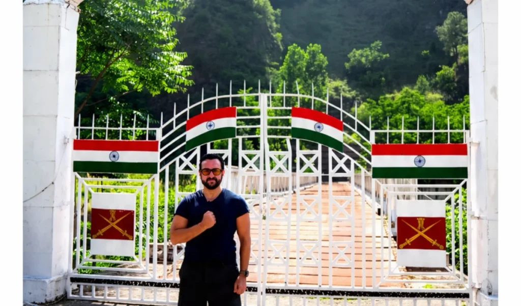 स्वतंत्रता दिवस पर Saif Ali Khan पहुंचे कमान अमन सेतु, जवानों के साथ खेला क्रिकेट स्वतंत्रता दिवस पर Saif Ali Khan पहुंचे कमान अमन सेतु, जवानों के साथ खेला क्रिकेट