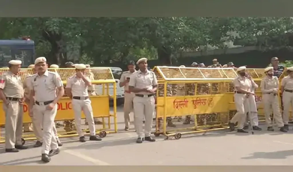 स्वतंत्रता दिवस से पहले Delhi Police अलर्ट: 19 आतंकियों के पोस्टर जारी, Red Fort पर AI Surveillance का कड़ा पहरा स्वतंत्रता दिवस से पहले Delhi Police अलर्ट: 19 आतंकियों के पोस्टर जारी, Red Fort पर AI Surveillance का कड़ा पहरा