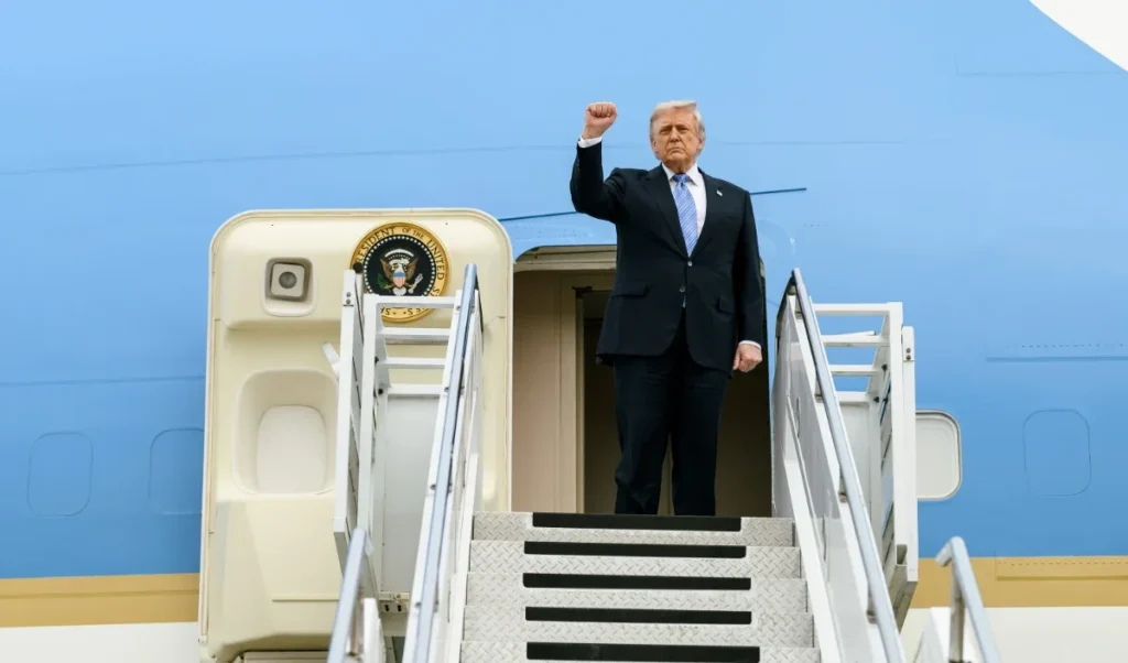 हत्या की साजिश के खतरे के बीच Donald Trump ने चुपके से बदला Air Force One विमान हत्या की साजिश के खतरे के बीच Donald Trump ने चुपके से बदला Air Force One विमान