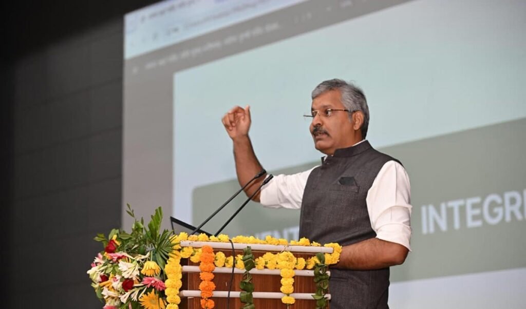 हमें अपनी भाषा, जड़ और पृष्ठभूमि पर गर्व होना चाहिए: दुर्गेश सिंह