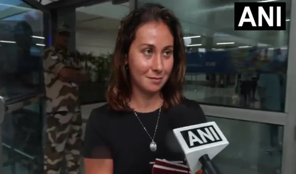 ‘हमें लगा हम मर जाएंगे’: Air India Flight में भीषण Turbulence का Passengers ने सुनाया डरावना अनुभव ‘हमें लगा हम मर जाएंगे’: Air India Flight में भीषण Turbulence का Passengers ने सुनाया डरावना अनुभव