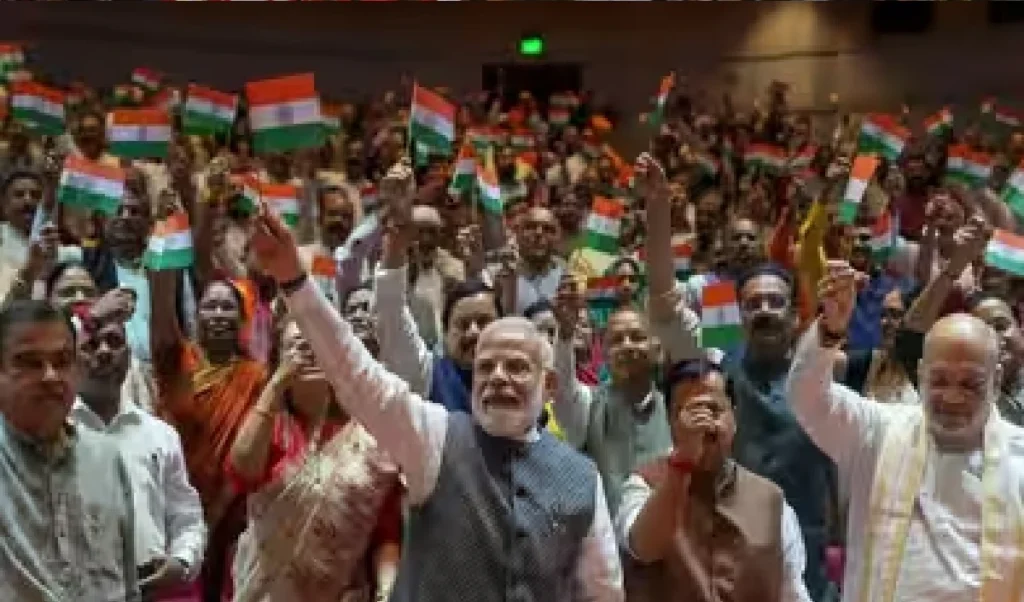 हर घर तिरंगा से जुड़ रहे करोड़ों देशवासी, कैसे ‘वंदे मातरम’ के 150 वर्ष बढ़ा रहे हैं राष्ट्र का मान हर घर तिरंगा से जुड़ रहे करोड़ों देशवासी, कैसे ‘वंदे मातरम’ के 150 वर्ष बढ़ा रहे हैं राष्ट्र का मान