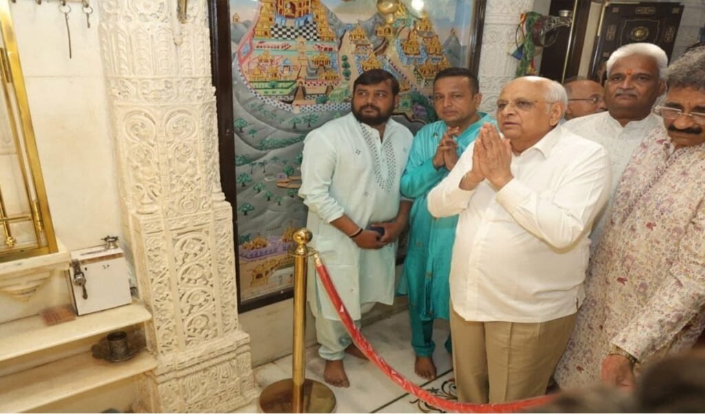 Ahmedabad के देवकीनंदन जैन देरासर पहुंचे CM Bhupendra Patel, लिया भगवान महावीर का आशीर्वाद Ahmedabad के देवकीनंदन जैन देरासर पहुंचे CM Bhupendra Patel, लिया भगवान महावीर का आशीर्वाद