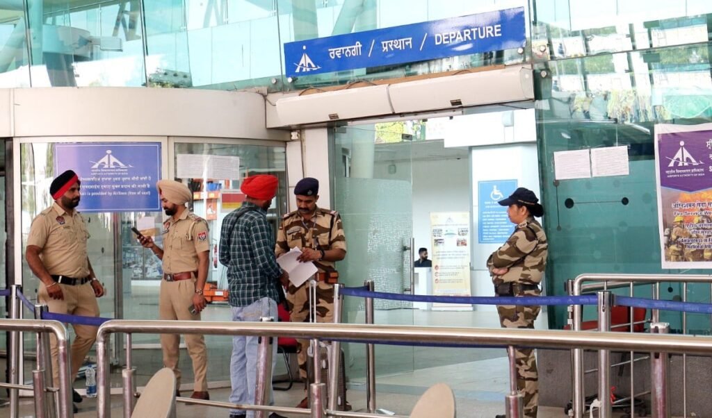 Amritsar Airport High Alert | अमृतसर एयरपोर्ट पर हाई अलर्ट! रनवे के पास दिखे संदिग्ध ड्रोन, 7 फ्लाइट्स का रूट बदला गया Amritsar Airport High Alert | अमृतसर एयरपोर्ट पर हाई अलर्ट! रनवे के पास दिखे संदिग्ध ड्रोन, 7 फ्लाइट्स का रूट बदला गया