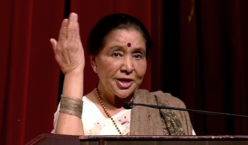 Asha Bhosle के 93वें जन्मदिन पर रिलीज़ हुआ उनका आखिरी फ़िल्मी गाना Ae Meri Zindagi, म्यूज़िक वीडियो में दिखीं बिहाइंड-द-सीन्स झलकियाँ Asha Bhosle के 93वें जन्मदिन पर रिलीज़ हुआ उनका आखिरी फ़िल्मी गाना Ae Meri Zindagi, म्यूज़िक वीडियो में दिखीं बिहाइंड-द-सीन्स झलकियाँ