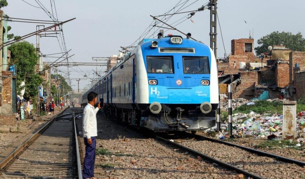 Azadpur Station तक विस्तार की तैयारी, Indian Railways का Hydrogen Train पर बड़ा Strategic Move Azadpur Station तक विस्तार की तैयारी, Indian Railways का Hydrogen Train पर बड़ा Strategic Move