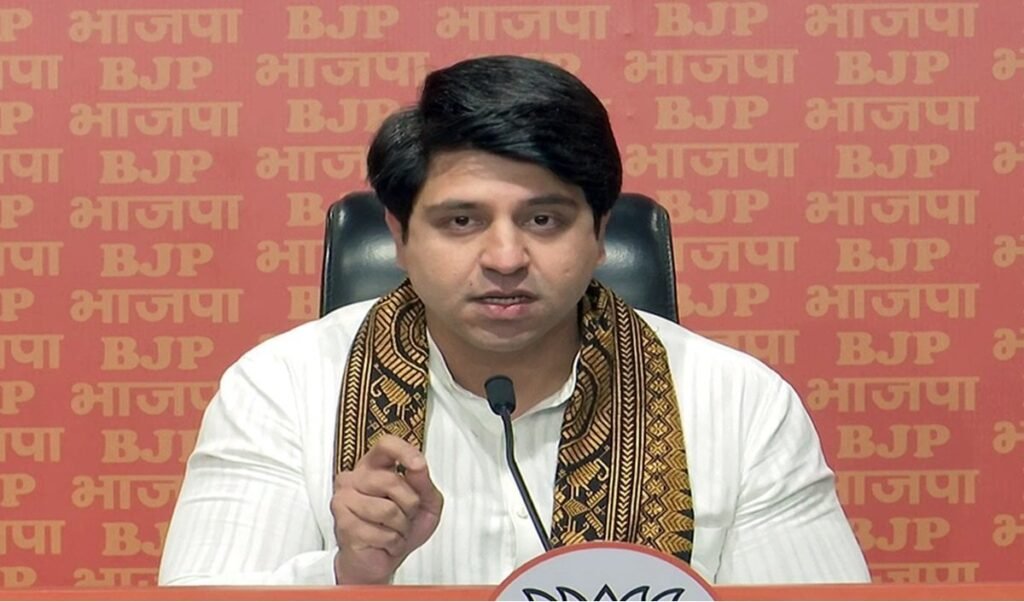 BJP छोड़ने के बाद Shehzad Poonawalla अब Prime Video के Rise and Fall में आएंगे नजर BJP छोड़ने के बाद Shehzad Poonawalla अब Prime Video के Rise and Fall में आएंगे नजर