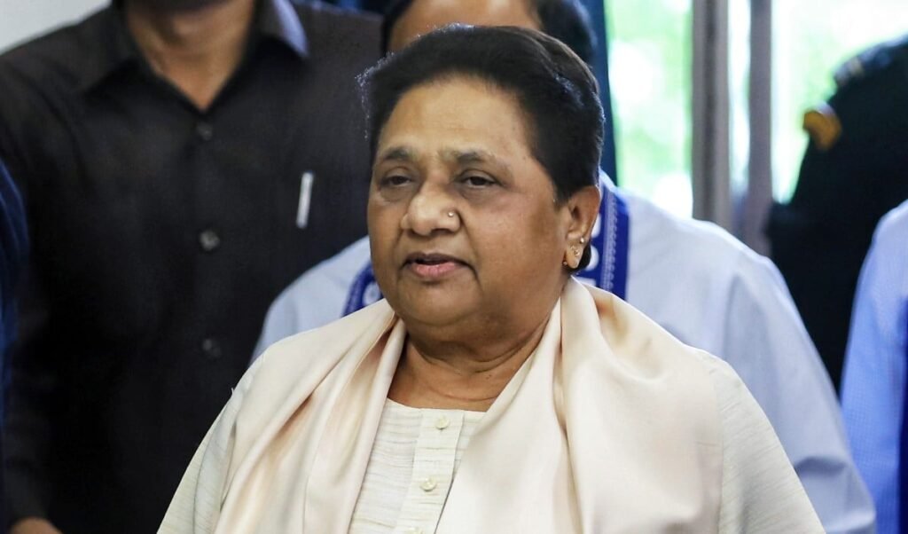 BSP सुप्रीमो Mayawati का बड़ा फैसला! Akash Anand को किया पार्टी से निष्कासित, रिश्तेदारी और रीपोस्ट न करने पर जताई नाराजगी BSP सुप्रीमो Mayawati का बड़ा फैसला! Akash Anand को किया पार्टी से निष्कासित, रिश्तेदारी और रीपोस्ट न करने पर जताई नाराजगी