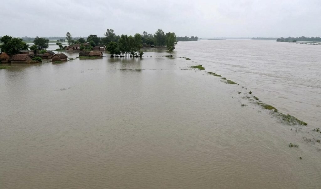 Bihar Flood: 11 जिलों में बिगड़े हालात, Ganga का जलस्तर रिकॉर्ड स्तर के पार पहुंचा Bihar Flood: 11 जिलों में बिगड़े हालात, Ganga का जलस्तर रिकॉर्ड स्तर के पार पहुंचा
