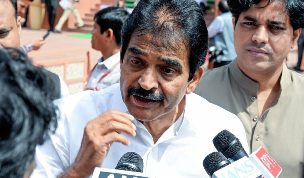 CWC की बैठक के बाद KC Venugopal बोले, PM Modi के पास पद पर रहने का नैतिक अधिकार नहीं CWC की बैठक के बाद KC Venugopal बोले, PM Modi के पास पद पर रहने का नैतिक अधिकार नहीं