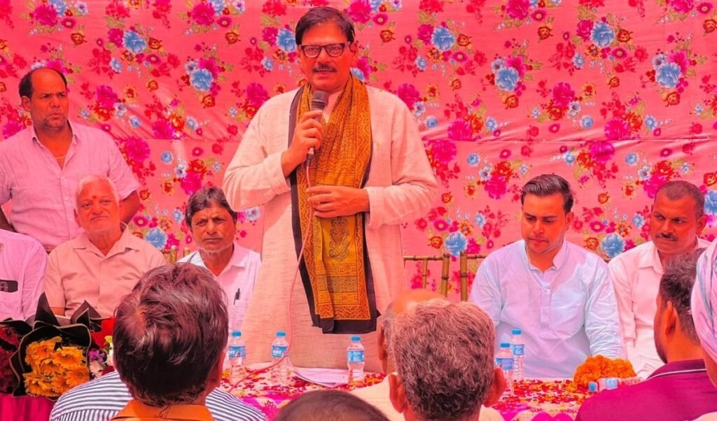 Dankaur में 83 लाख से बनेंगी 5 गलियां, Jewar MLA Dhirendra Singh ने किया शिलान्यास Dankaur में 83 लाख से बनेंगी 5 गलियां, Jewar MLA Dhirendra Singh ने किया शिलान्यास