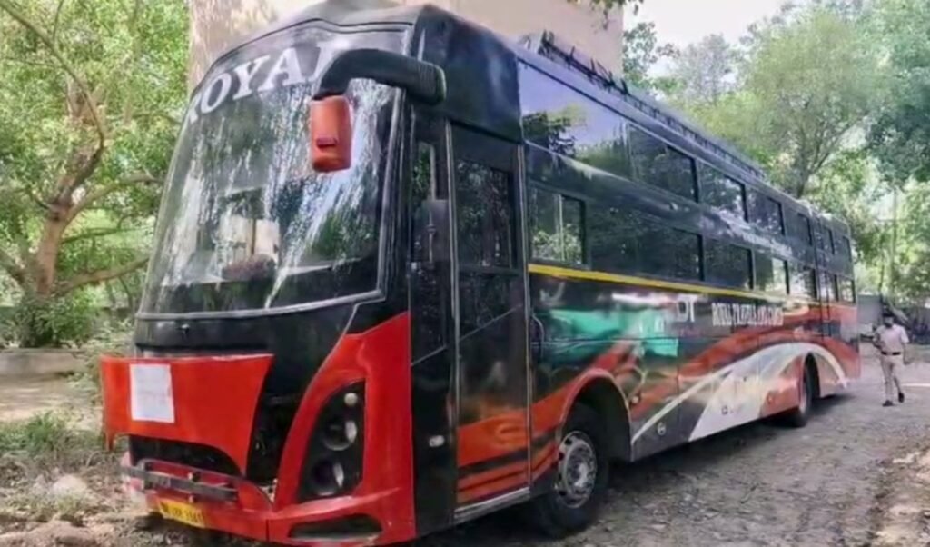 Delhi Bus Safety Rules: दिल्ली में बसों की सुरक्षा को लेकर सरकार सख्त, पैनिक बटन और ट्रैकिंग डिवाइस जरूरी Delhi Bus Safety Rules: दिल्ली में बसों की सुरक्षा को लेकर सरकार सख्त, पैनिक बटन और ट्रैकिंग डिवाइस जरूरी