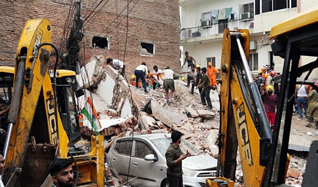 Delhi Satya Niketan Building Collapse | सत्य निकेतन हादसे के बाद MCD का बड़ा एक्शन, 51 में से 27 जर्जर इमारतें होंगी ध्वस्त
