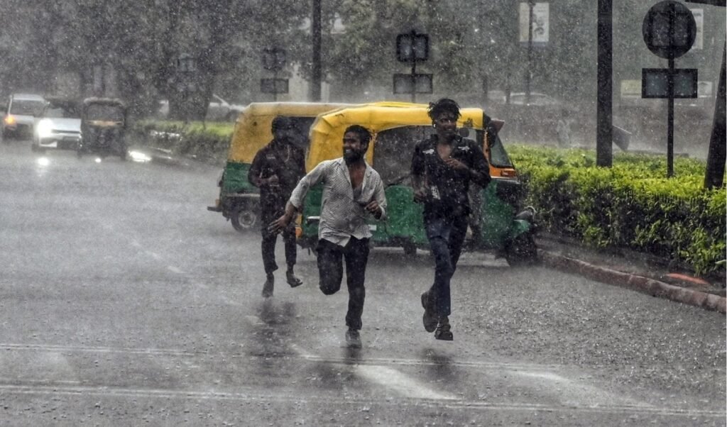 Delhi Weather Update | दिल्ली के कई इलाकों में भारी बारिश, आईएमडी ने जारी किया ‘रेड अलर्ट’ Delhi Weather Update | दिल्ली के कई इलाकों में भारी बारिश, आईएमडी ने जारी किया ‘रेड अलर्ट’