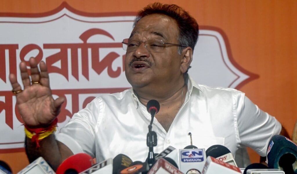Dhirendra Shastri पर Bengal BJP का पलटवार, कहा- बाहरी नहीं तय करेंगे बंगाली क्या खाएंगे! Dhirendra Shastri पर Bengal BJP का पलटवार, कहा- बाहरी नहीं तय करेंगे बंगाली क्या खाएंगे!