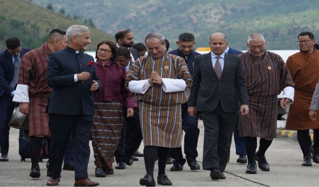 EAM S Jaishankar पहुंचे Bhutan, पारो में विदेश मंत्री DN Dhungyel ने किया स्वागत EAM S Jaishankar पहुंचे Bhutan, पारो में विदेश मंत्री DN Dhungyel ने किया स्वागत