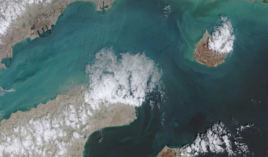 Hormuz Strait में Iranian Ship पर हमला: US-Iran Tension के बीच बढ़ा Global Oil Crisis का खतरा Hormuz Strait में Iranian Ship पर हमला: US-Iran Tension के बीच बढ़ा Global Oil Crisis का खतरा
